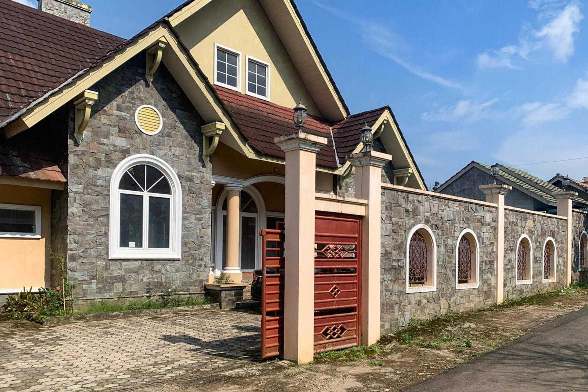 Urbanview Hotel Villa Q Gisting Bandjarnegeri Exterior photo